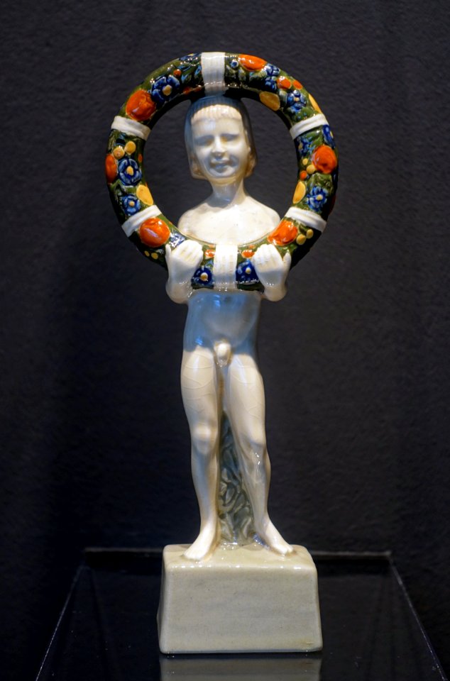 Putti by Ernst Riegel, 1907-1911, earthenware - Museum Künstlerkolonie Darmstadt - Mathildenhöhe - Darmstadt, Germany - DSC06171