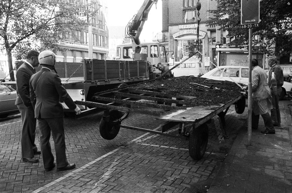 Puinhoop wordt weggehaald, Bestanddeelnr 931-0080