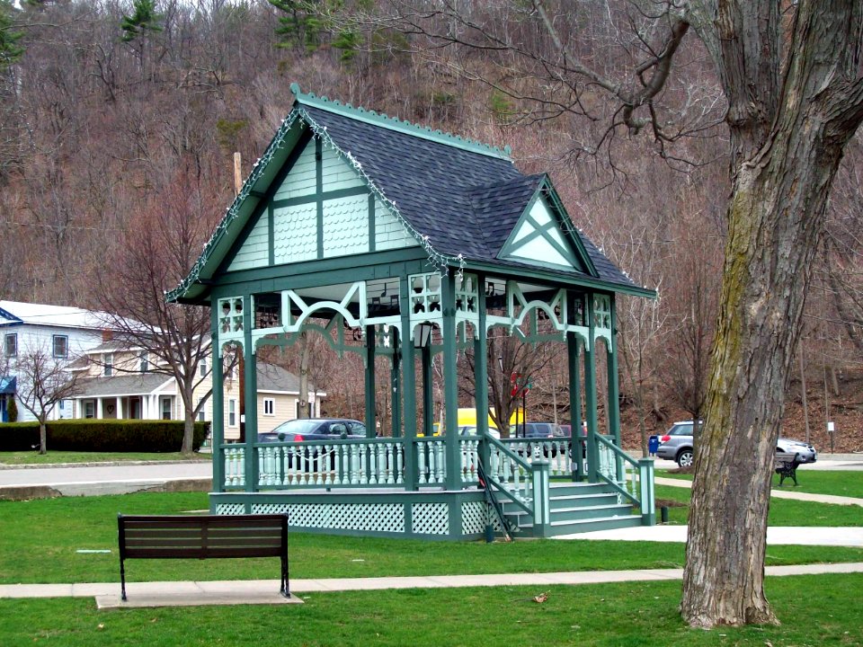 Pulteney Square Bandstand Apr 11