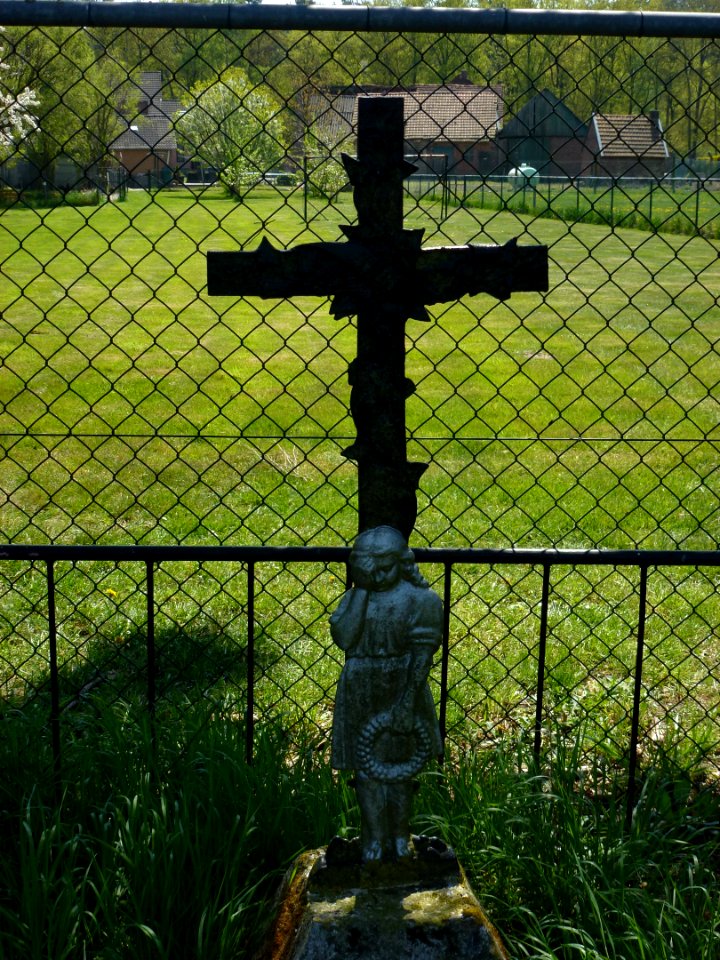 Putbroek (Echt-Susteren) kindergrafkruis 1 (privé, Veldweg aan Den Berg)