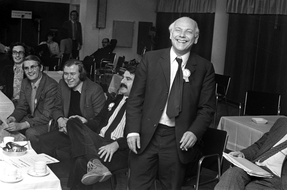PvdA-congres in Den Haag , lachende Den Uyl en Marcel van Dam, Bestanddeelnr 925-9340