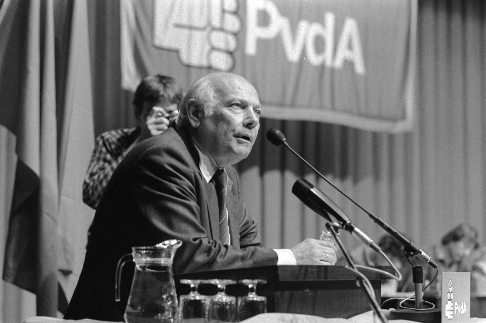 PvdA voorman Joop den Uyl aan het woord tijdens het Buitengewoon Congres in den , Bestanddeelnr 931-6674