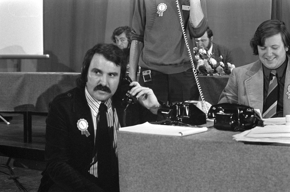 PvdA-congres in Den Haag , Van der Louw aan telefoon, Bestanddeelnr 925-9342