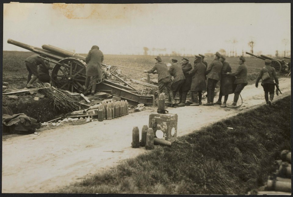 Putting a 80 pounder into position, Bestanddeelnr 158-2718