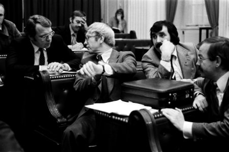 PvdA kamerleden overleggen v.l.n.r. Klaas de Vries, Bram Stemerdink, Max van de, Bestanddeelnr 930-5293