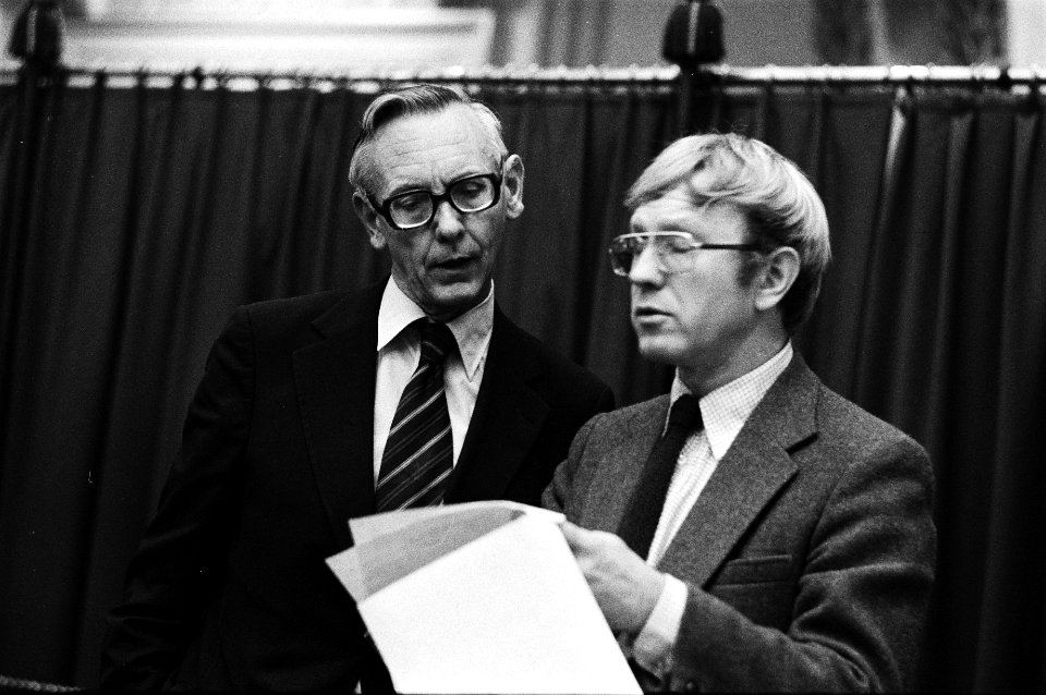 PvdA kamerleden Bram Stemerdink (r) en oud minister Max van der Stoel overleggen, Bestanddeelnr 930-5297