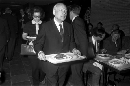 PVDA-congres in Groningen. Tijdens de lunch. Joop den Uyl met achter hem zijn e, Bestanddeelnr 923-1633