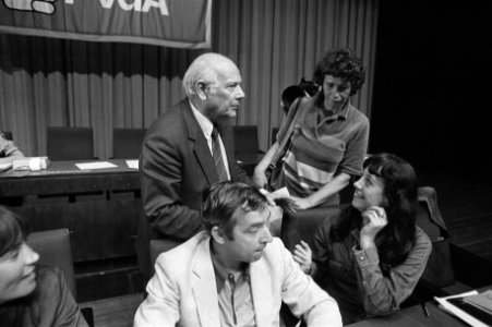 PvdA voorman Joop den Uyl en Marijke Pijkel Schröder van de Rooie Vrouwen (achte, Bestanddeelnr 931-6675