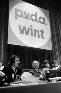 PvdA-congres in RAI, Amsterdam links Andre van der Louw , rechts ex-voorzitter , Bestanddeelnr 924-2370