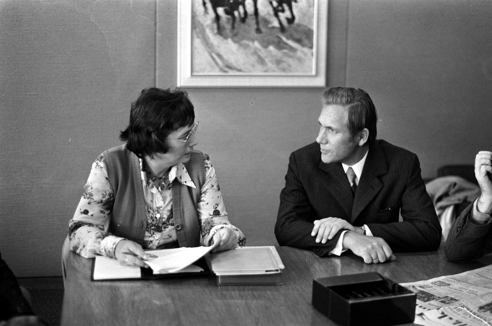 PvdA-delegatie op Schiphol terug uit DDR mevrouw I. van de Heuvel (voorzitster , Bestanddeelnr 928-1717