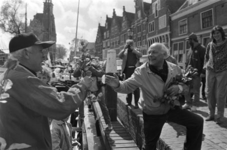 PvdA verkiezingsbijeenkomst in Noord Holland den Uyl geeft bootbezitter een ro, Bestanddeelnr 933-6501