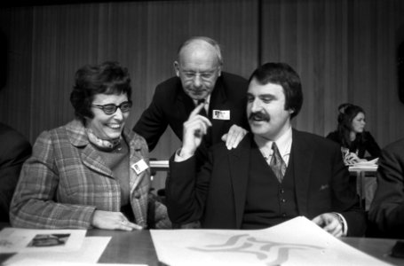 PVDA-congres in Groningen. Aan bestuurstafel mw. I.v.d. Heuvel (vz. vrouwenkonta, Bestanddeelnr 923-1627