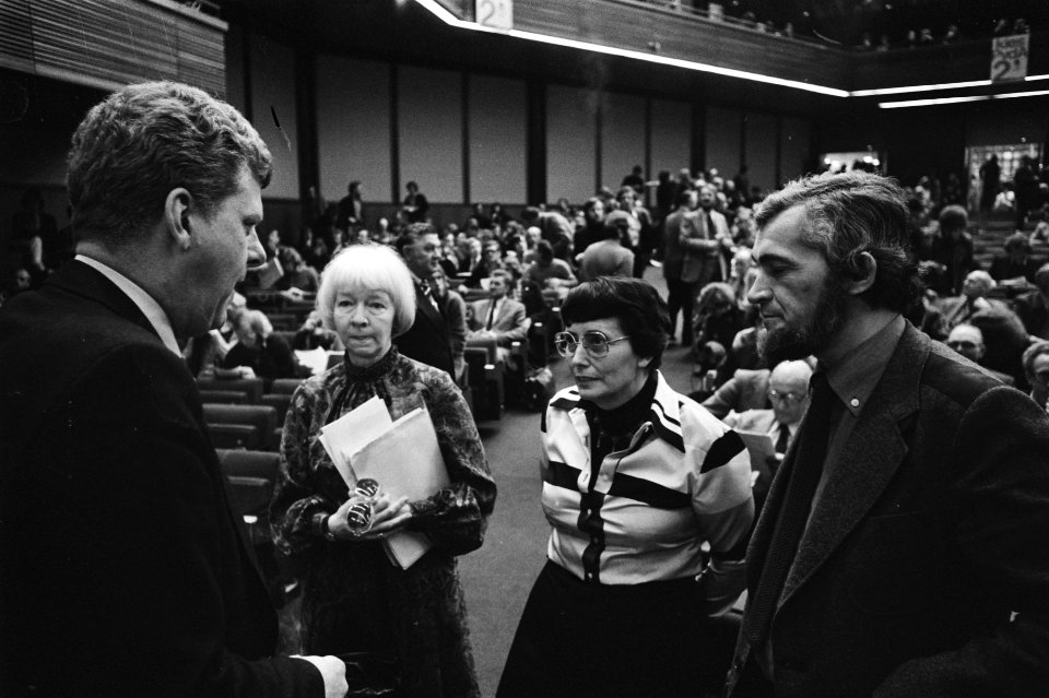 PvdA-congres in Amsterdam v.l.n.r. Wim Duisenberg, Irene Vorrink, Ien van de He, Bestanddeelnr 928-9992