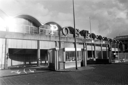 PTT-ers werken niet op zaterdag, A'dam postgebouw Centraal Station bijna lege , Bestanddeelnr 924-0701