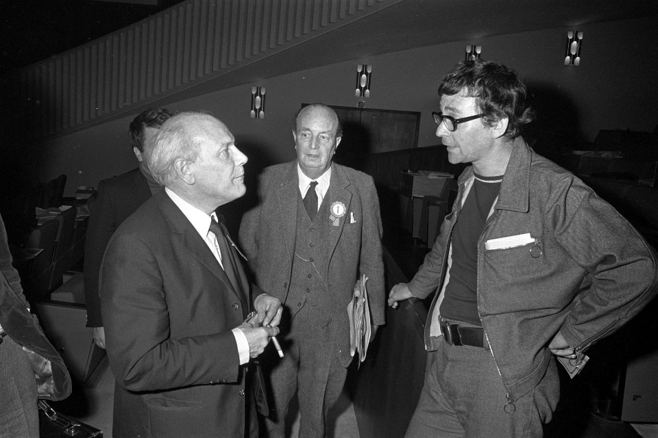 PvdA-congres in Den Haag, Den Uyl met Pelle Mug (r), Bestanddeelnr 925-9343