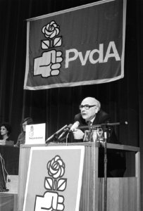 PvdA congres Den Uyl tijdens slotwoord, Bestanddeelnr 929-3927