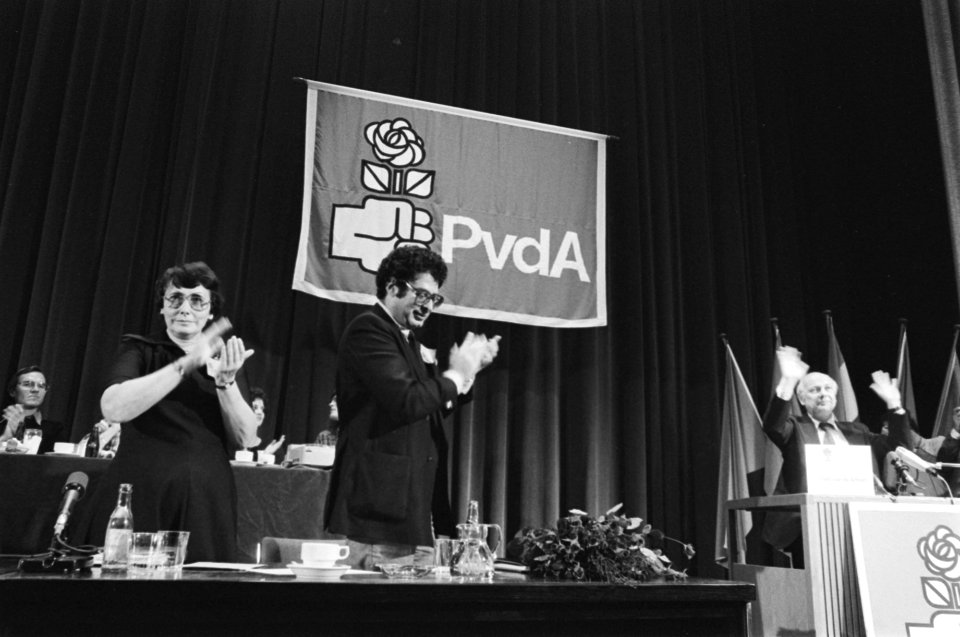 PvdA congres Den Uyl neemt tijdens slotwoord applaus in ontvangst van oa link, Bestanddeelnr 929-3926