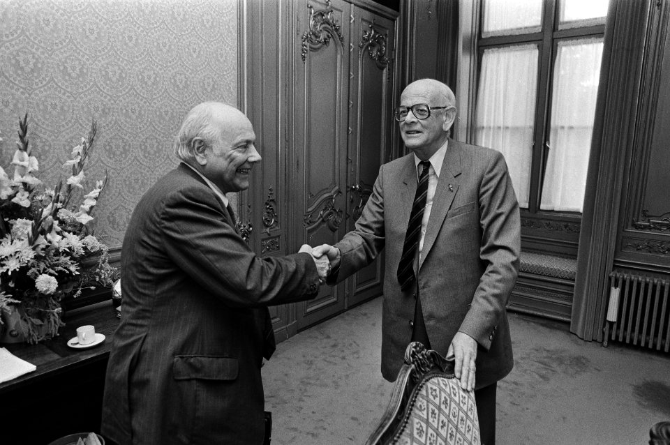 PVDA fractievoorzitter Den Uyl (links) begroet informateur Wilhelm de Gaay (Gai…, Bestanddeelnr 931-6465