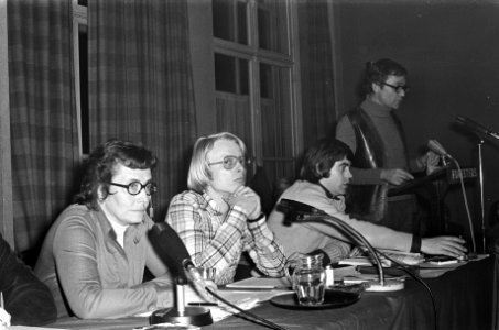PvdA gewest Amsterdam vergadert over vijfde wethouder v.l.n.r. mevrouw Van den , Bestanddeelnr 927-8171