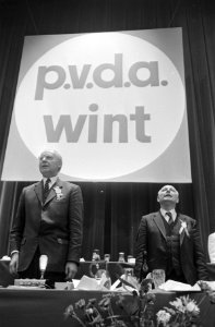 PvdA-Congres laatste dag, Amsterdam links Vondeling, rechts Den Uyl zingen sta, Bestanddeelnr 924-2464