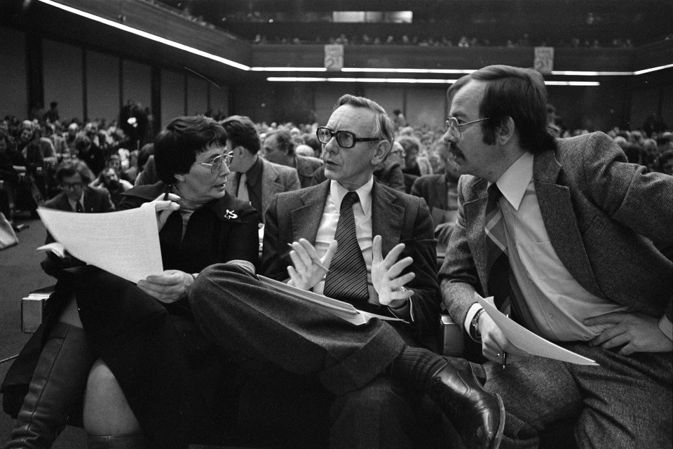 PvdA-congres in Amsterdam Ien van de Heuvel in gesprek met minister Van der Sto, Bestanddeelnr 929-0008