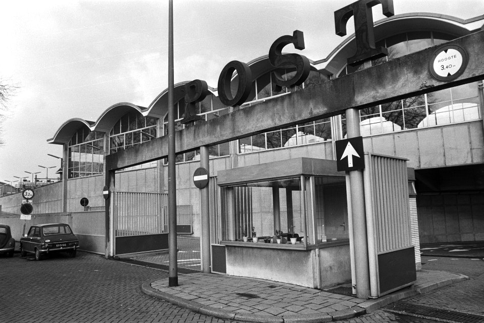 PTT-ers werken niet op zaterdag, Amsterdam postgebouw Centraal Station bijna , Bestanddeelnr 924-0702