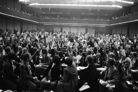 PvdA congres tijdens stemming, Bestanddeelnr 929-3930