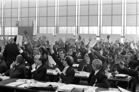PVDA-congres tweede dag te Groningen. Een van de vele stemmingen, Bestanddeelnr 923-1679