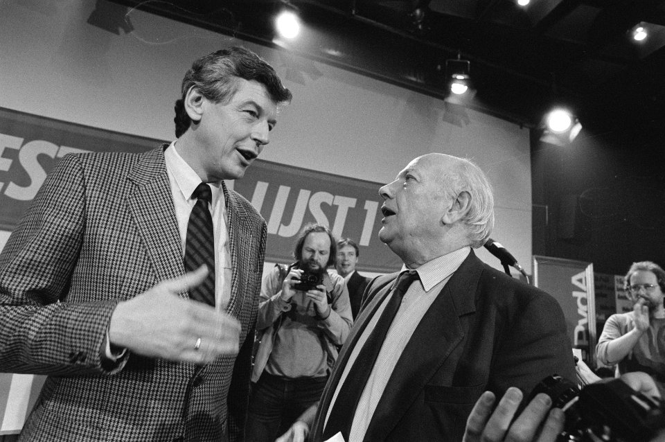 PvdA leider den Uyl in gesprek met Wim Kok op verkiezingsbijeenkomst in Amsterda, Bestanddeelnr 933-6026