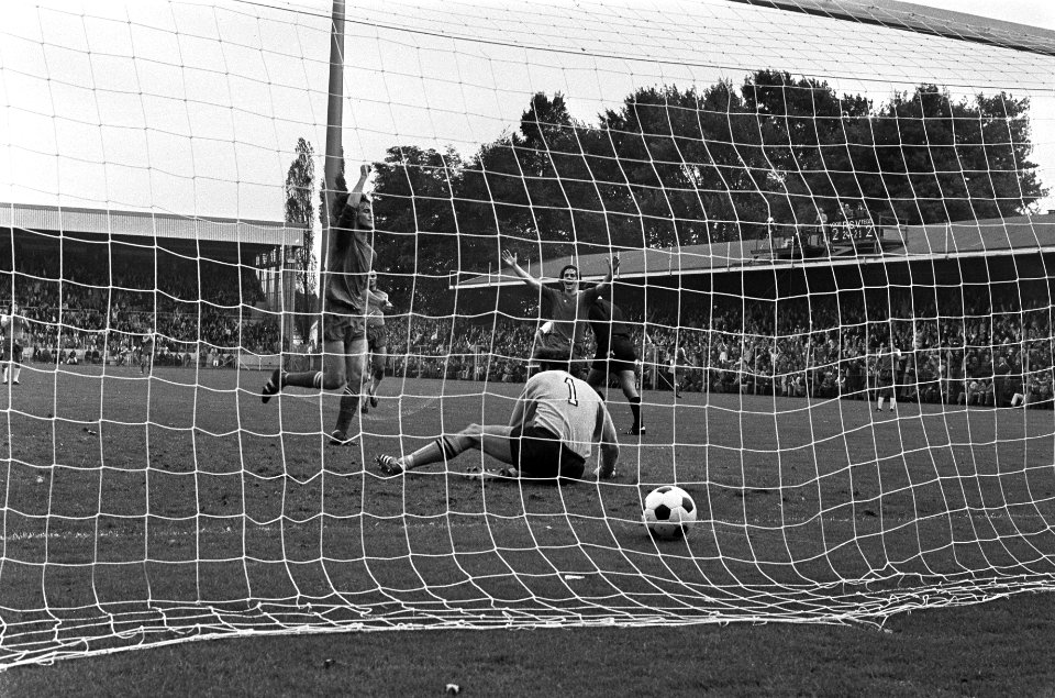 PSV tegen Feyenoord 3-2, Edstrom (l) heeft gescoord, op de grond Treytel, Bestanddeelnr 927-4383