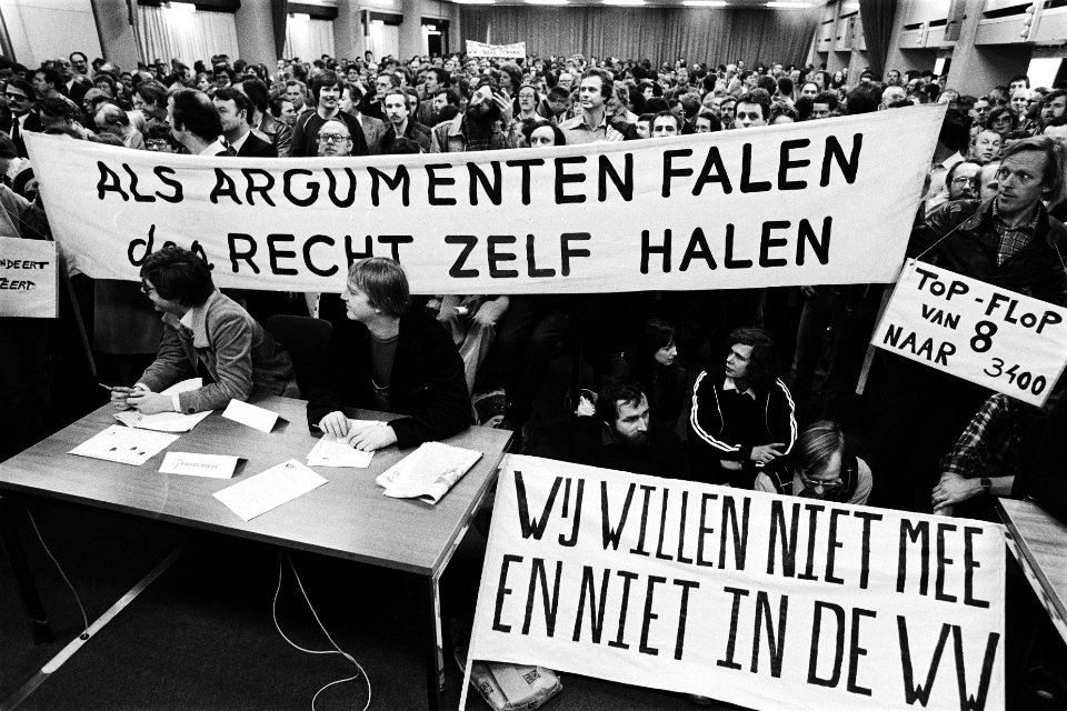 PTT ers demonstreren tegen overplaatsing naar Noorden des lands ( Den Haag ) pr, Bestanddeelnr 930-6596