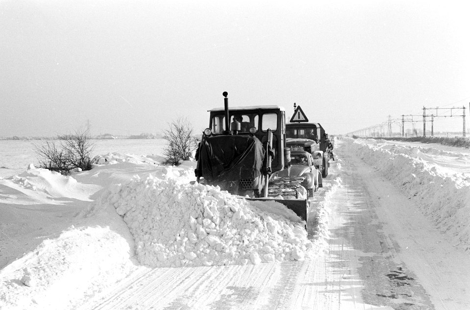 Provinciale weg van Krommenie naar Uitgeest, was alleen verkeer mogelijk achter , Bestanddeelnr 914-7284