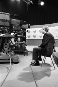 Provinciale Staten verkiezingen. TV-programma over uitslag. Wiegel voor tv-camer, Bestanddeelnr 932-0678