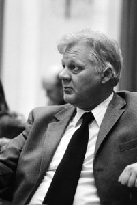 PvdA-er Rienks hoort toe als staatssecretaris Smit Kroes aan het woord is, Bestanddeelnr 930-1787