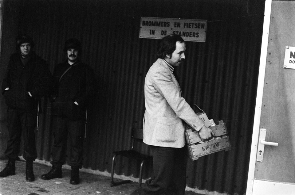 Provinciehuis in Assen bezet door Molukkers megafoon, toiletpapier e.d., Bestanddeelnr 929-6216
