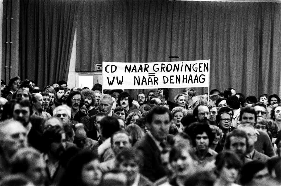PTT ers demonstreren tegen overplaatsing naar Noorden des lands ( Den Haag ) pr, Bestanddeelnr 930-6597