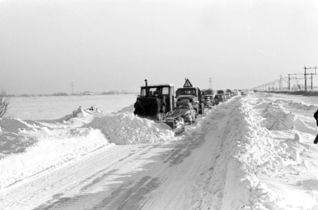 Provinciale weg van Krommenie naar Uitgeest, was alleen verkeer mogelijk achter , Bestanddeelnr 914-7283