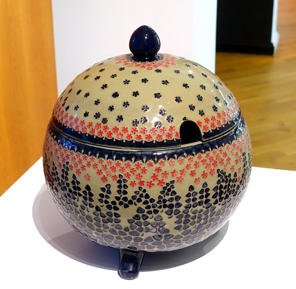 Punch bowl, designed by Richard Riemerschmid, made by Merkelbach Wilhelm Reinhold, Grenzhausen, 1902, porcelain stoneware with salt glaze and relief - Bröhan Museum, Berlin - DSC03991