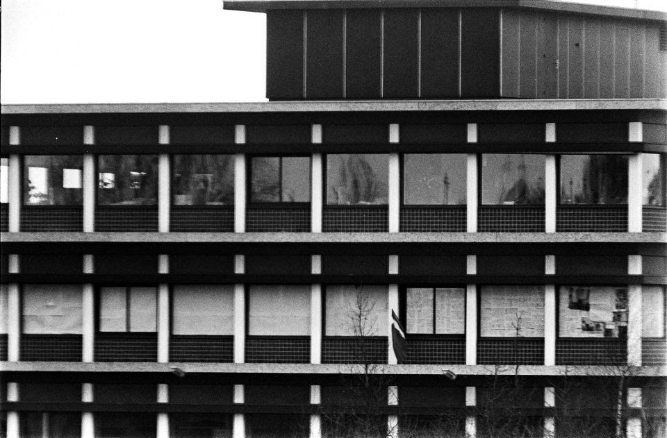 Provinciehuis in Assen bezet door Molukkers dicht geplakte ramen en RMS vlag, Bestanddeelnr 929-6208
