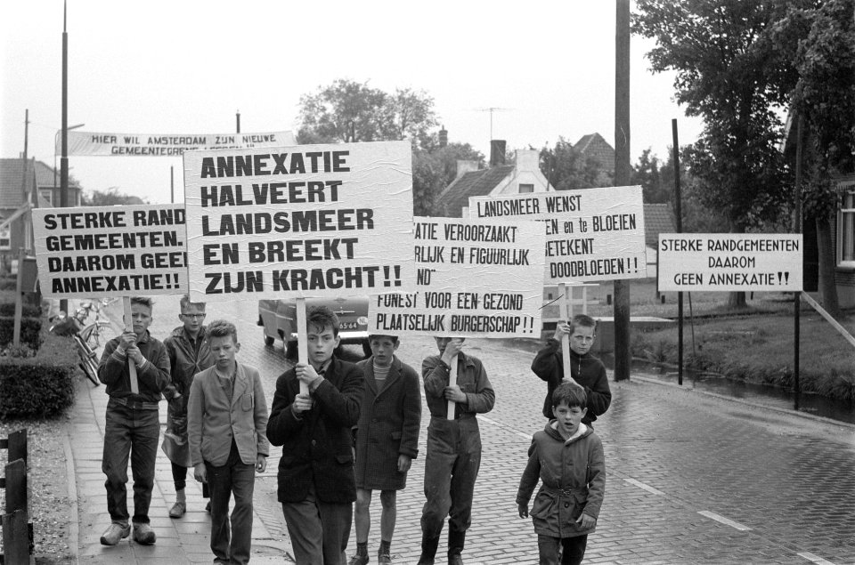 Protest tegen annexatie Landsmeer Kinderen met borden, Bestanddeelnr 912-7530