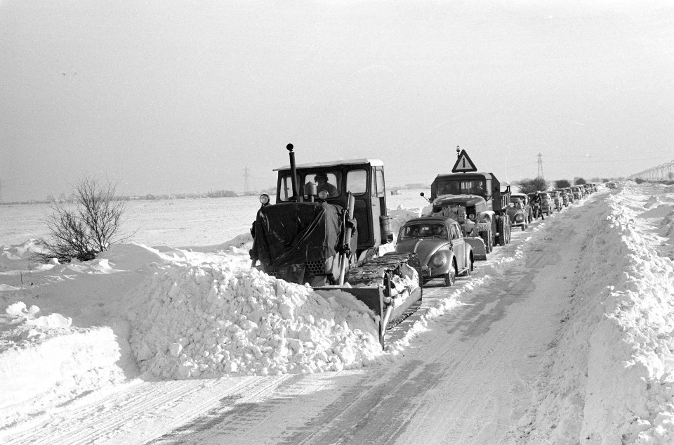 Provinciale weg van Krommenie naar Uitgeest, was alleen verkeer mogelijk achter , Bestanddeelnr 914-7282