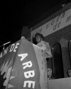 Protestvergadering van de PvdA in Koopmansbeurs te Amsterdam tegen apartheidspol, Bestanddeelnr 911-1272