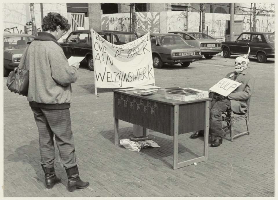 Protest op de Grote Markt, via acties hebben buitenlanders in de jaren tot 1983 regelmatig laten weten dat zij niet tevreden waren over de manier waarop geld voor het welzijn van buitenlande, NL-HlmNHA 54013921