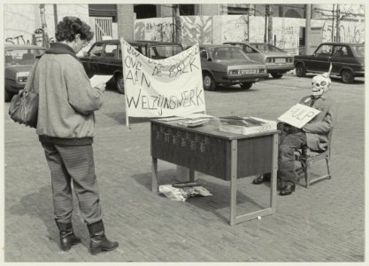 Protest op de Grote Markt, via acties hebben buitenlanders in de jaren tot 1983 regelmatig laten weten dat zij niet tevreden waren over de manier waarop geld voor het welzijn van buitenlande, NL-HlmNHA 54013921