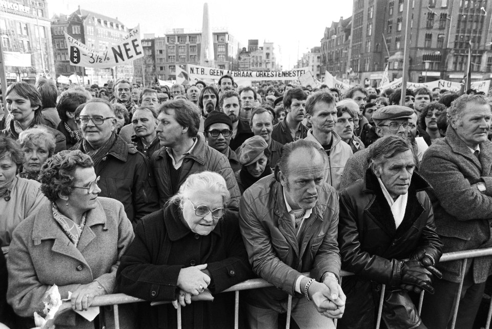 Protest tegen de kortingen op de salarissen en uitkeringen, Bestanddeelnr 932-7909