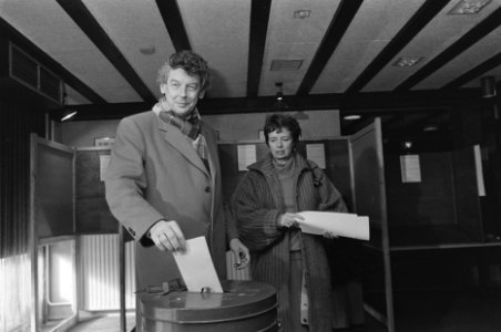 Provinciale Statenverkiezingen 1987 PvdA-leider Wim Ko brengt met echtgenote zi, Bestanddeelnr 933-9236