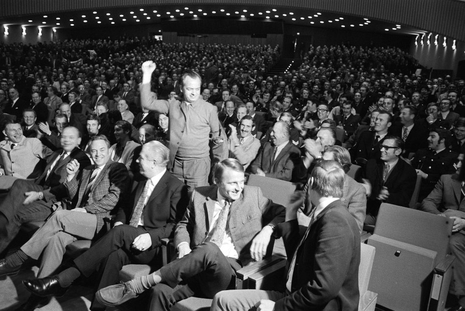 Protestvergadering van ongeveer tweeduizend politiemannen in Congresgebouw Den H, Bestanddeelnr 924-0738