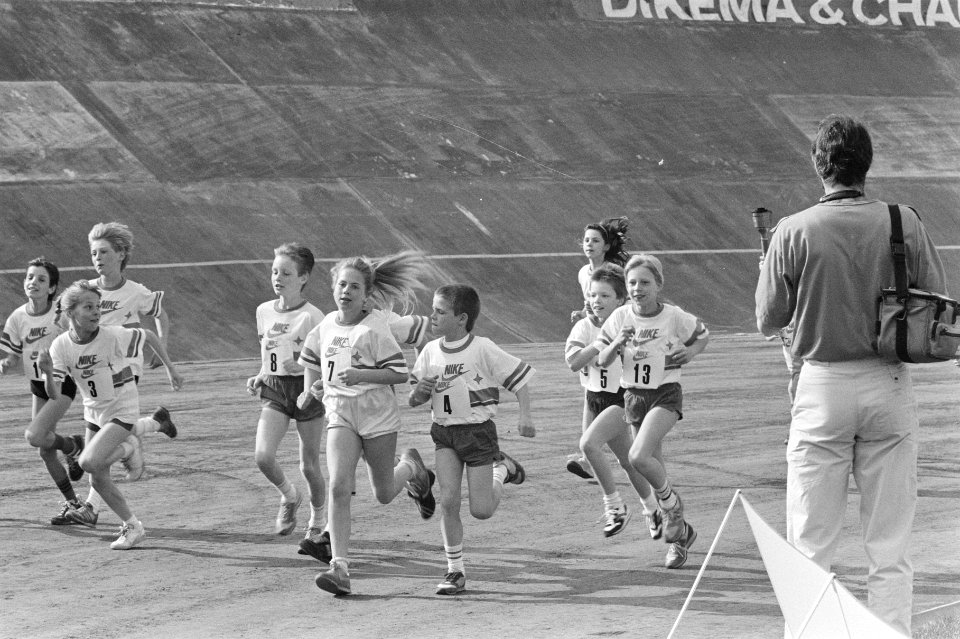 Provinciale Jeugd Olympische Dag Carla Beurskens met Olympisch vuur temidden va, Bestanddeelnr 933-6473