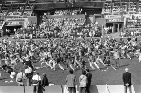 Provinciale Jeugd Olympische Dag deelnemers aan het aerobic-dansen in het Oly, Bestanddeelnr 933-6474 photo