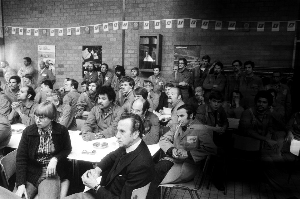 Protestverg. door i.v.m. dreigende overname van bedrijf door Fiat Turijn, personeel tijdens protestbijeenkomst in kantine, Bestanddeelnr 931-4668